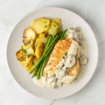 Pechuga de pollo con salsa de champiñones con patatas panaderas y espárragos a la parrilla - Imagen 2