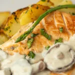 Pechuga de pollo con salsa de champiñones con patatas panaderas y espárragos a la parrilla - Imagen 3