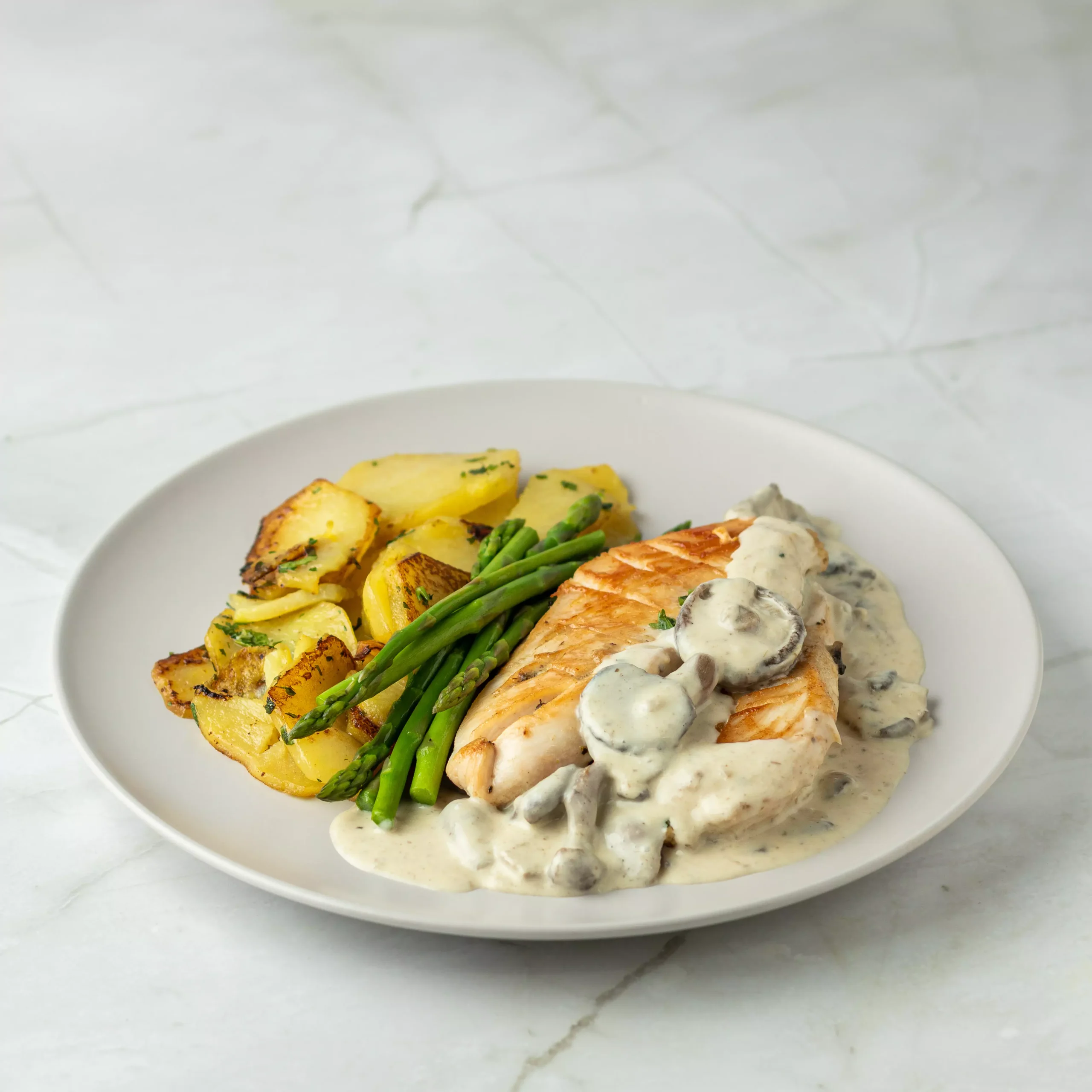 Pechuga-de-pollo-con-salsa-de-champinones.webp Pechuga de pollo con salsa de champiñones con patatas panaderas y espárragos a la parrilla - Imagen 1